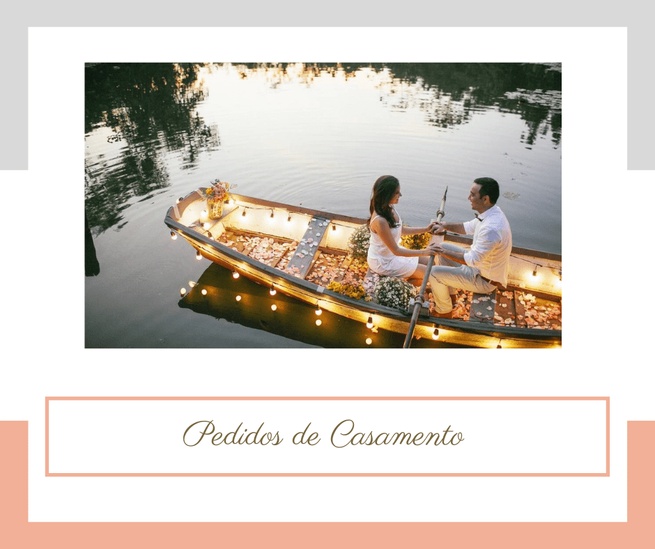 homem e mulher sentados dentro de um barco no rio com luzes e pétalas de rosas