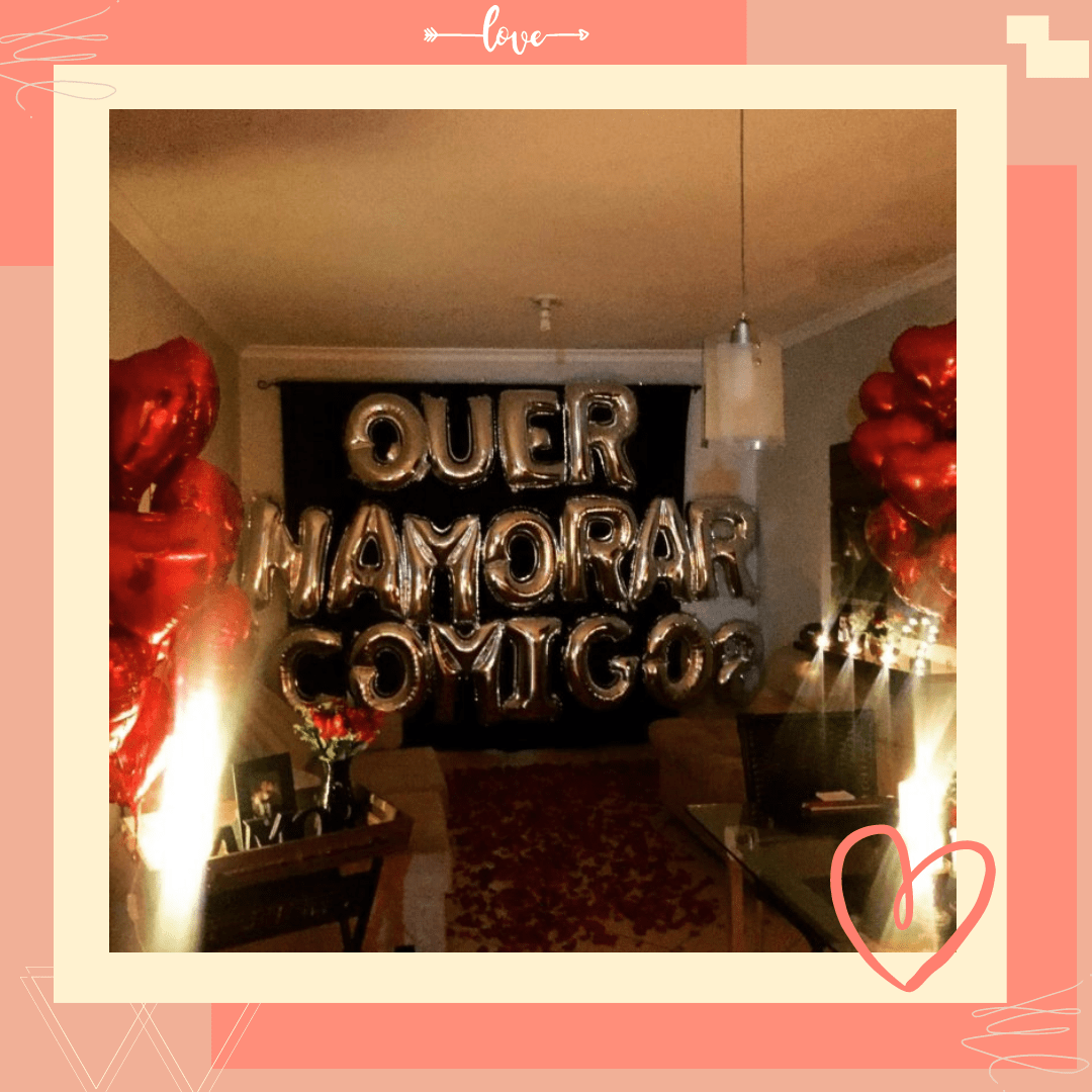 balões de letras na sala e bexigas de corações no pedido de namoro romântico