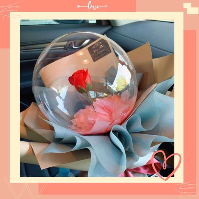 pedido de namoro com balão transparente e rosa