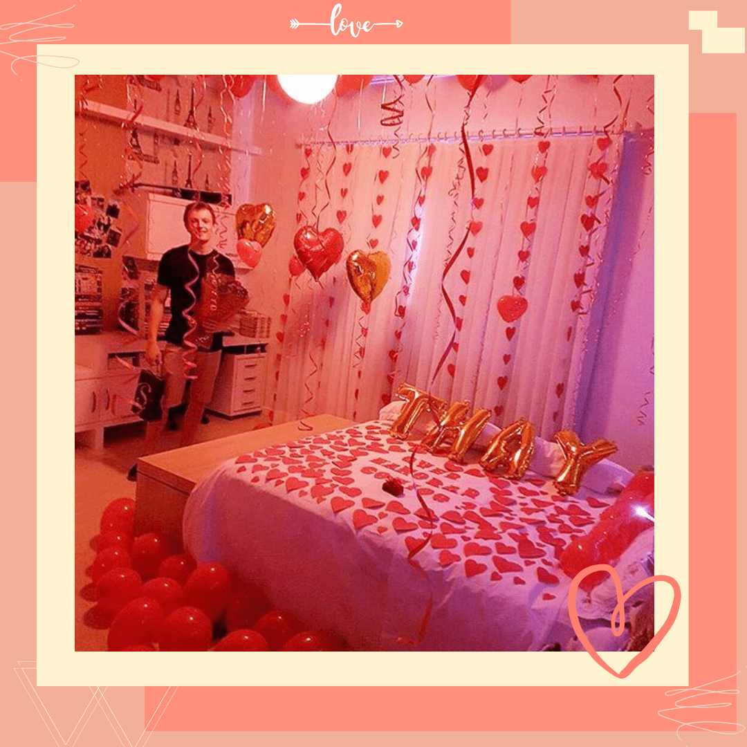 pedido de namoro no quarto com balões petalas e muito amor