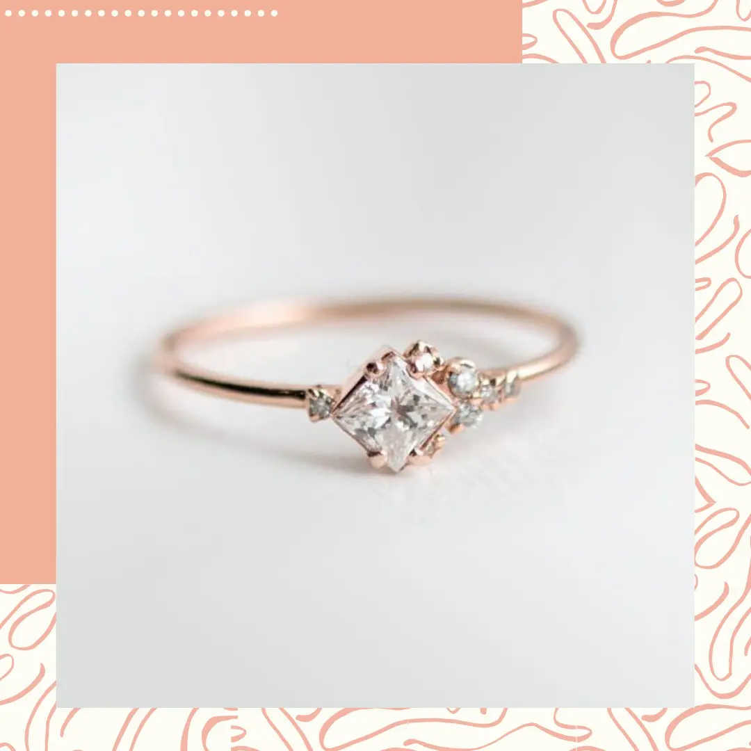 Anel de noivado com aro de ouro rose e pedrarias minimalistas