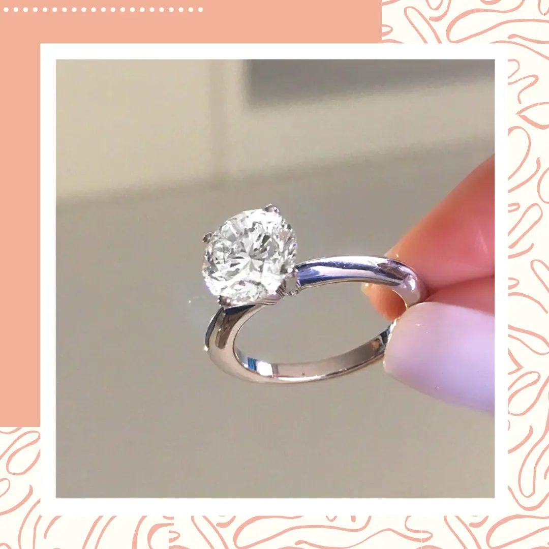 anel de noivado de prata com um diamante