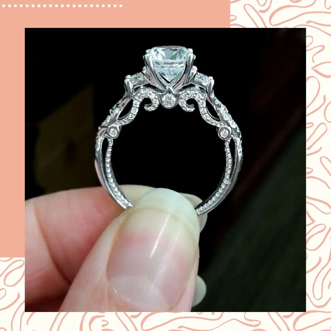 anel de noivado personalizado com traços únicos e uma pedra lindissima