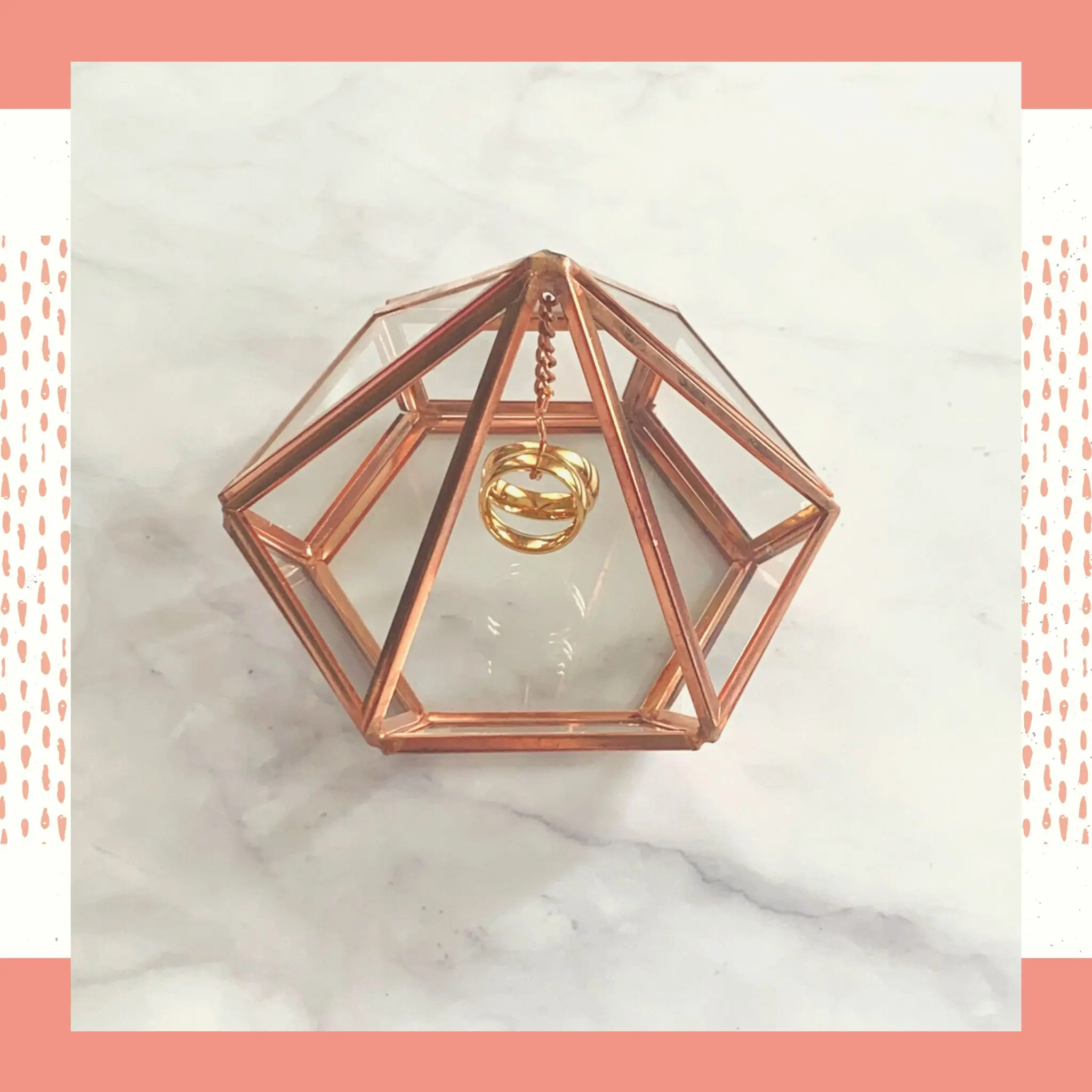 Porta aliança minimalista na cor ouro rose em formato geométrico