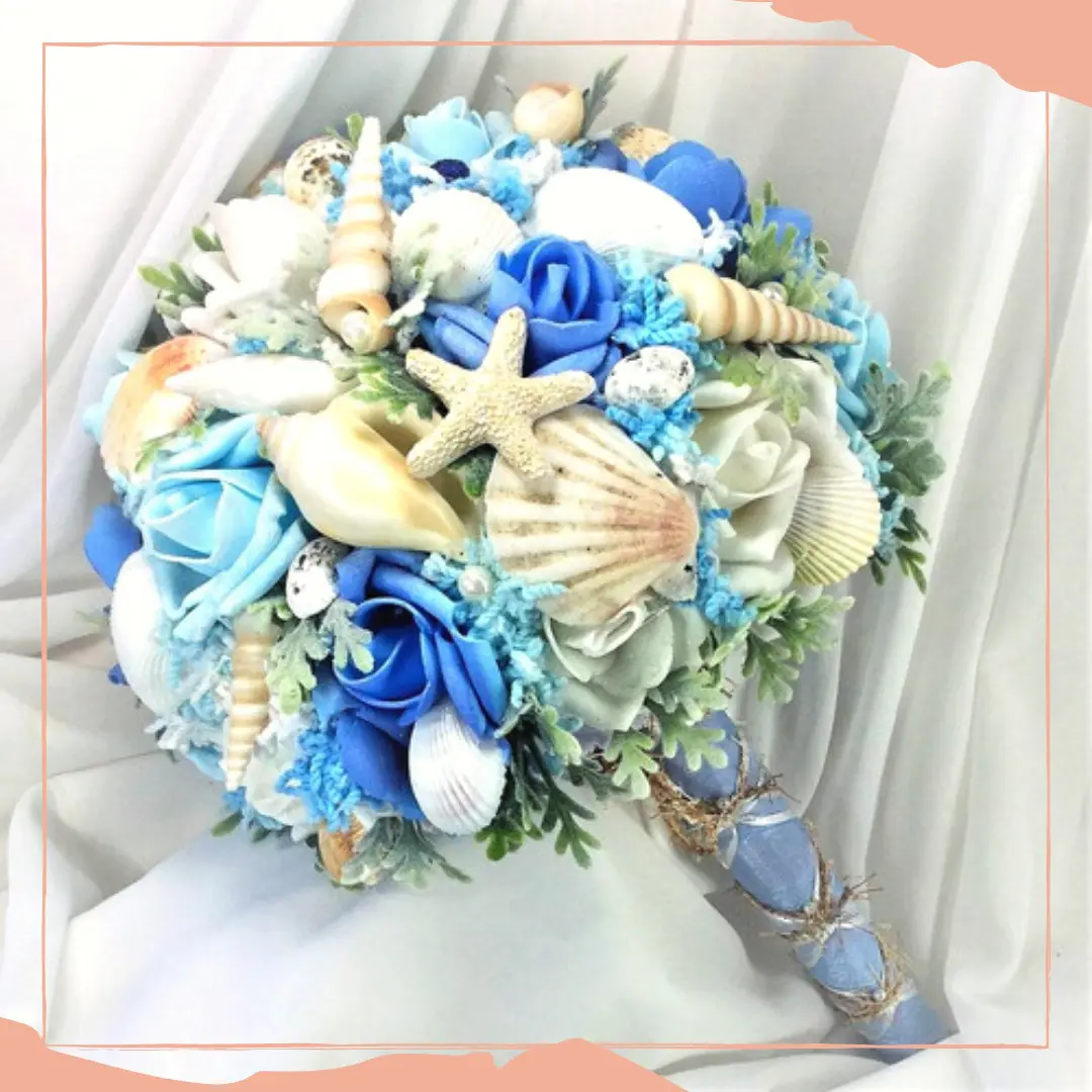 buque de flores azuis para casamento na praia