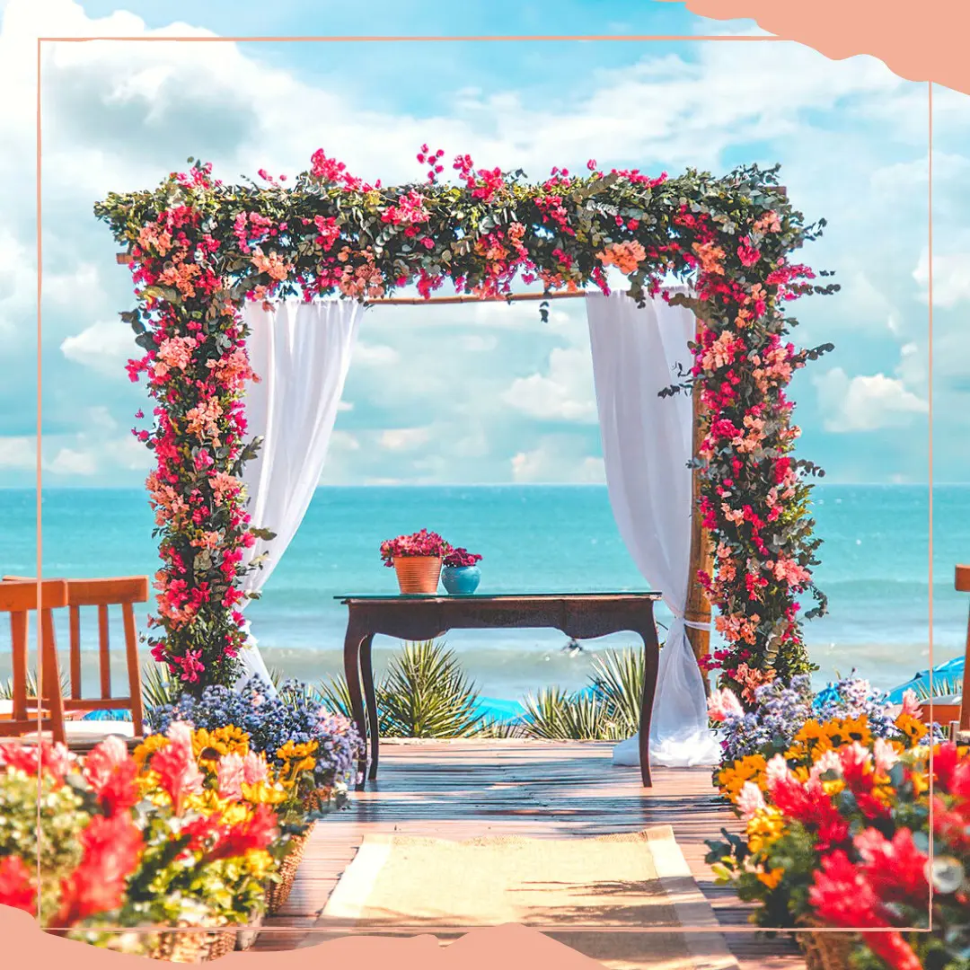 decoração com flores rosas para casamento apaixonado na praia