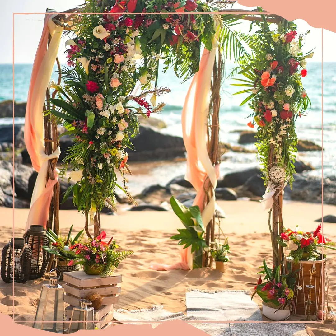 decoração tropical com muitas folhas verdes para casamento na praia
