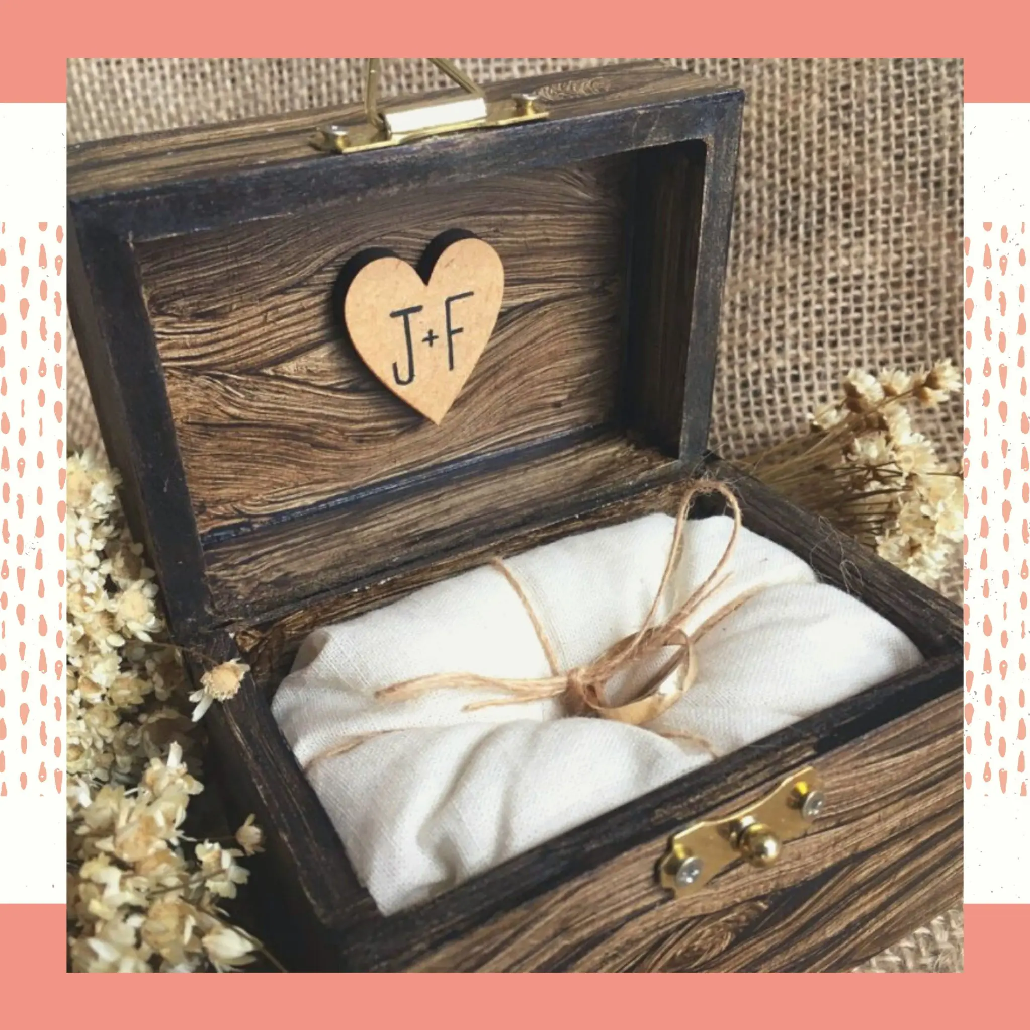Porta Aliança de caixa de madeira natural escura com um coração e tecido.