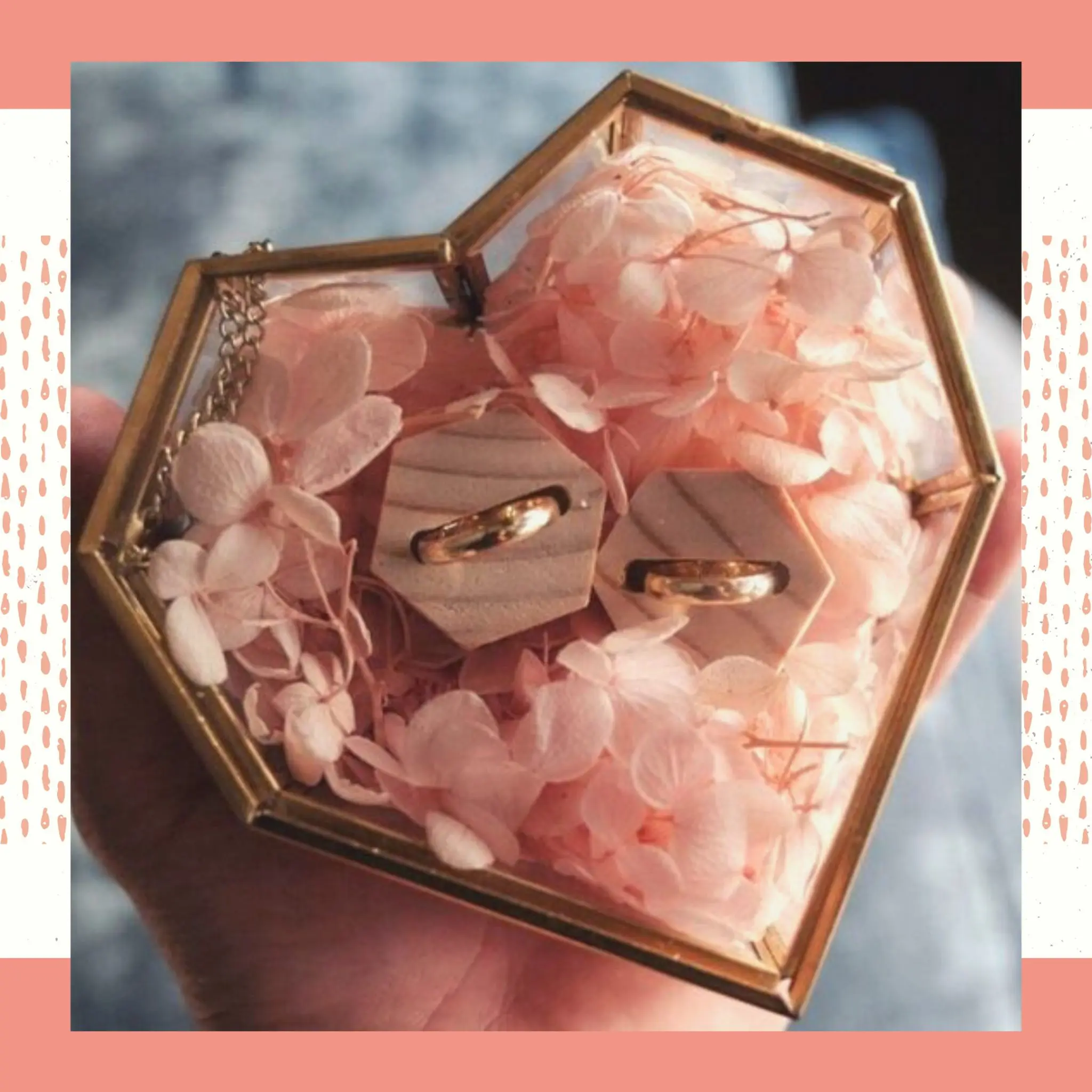 caixinha de vidro em formato geométrico de coração com bordas de metal dourado com flores cor de rosa
