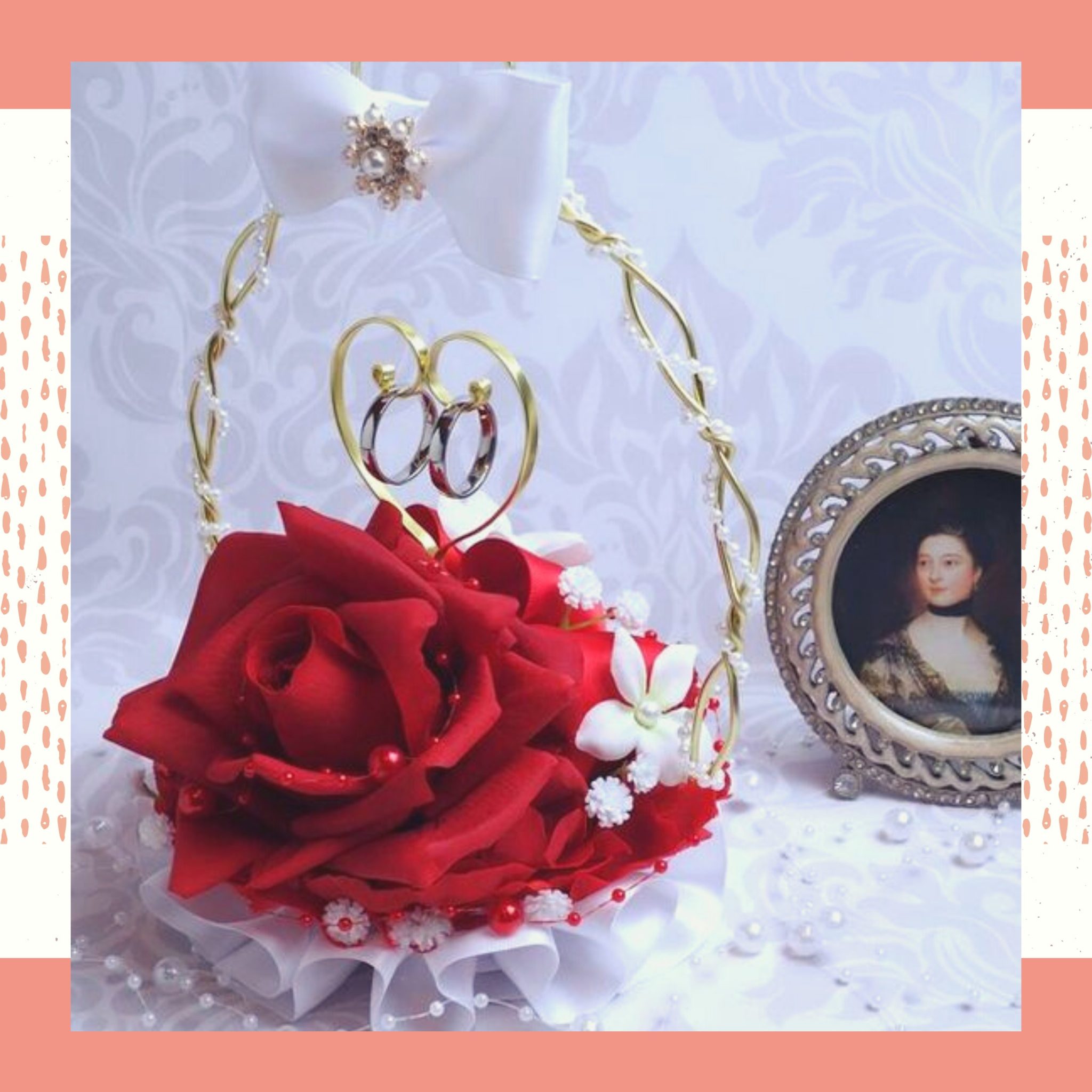 Porta alianças feito de cesta dourada com detalhes em pérolas, laço branco e uma linda flor vermelha