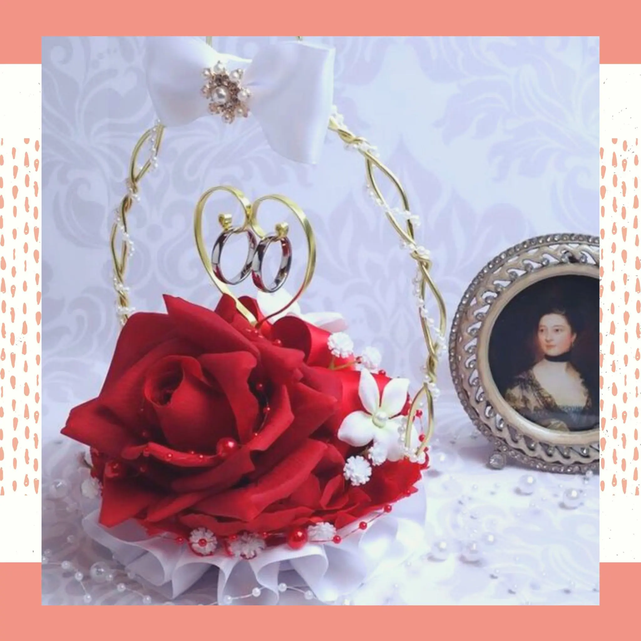 Porta alianças feito de cesta dourada com detalhes em pérolas, laço branco e uma linda flor vermelha
