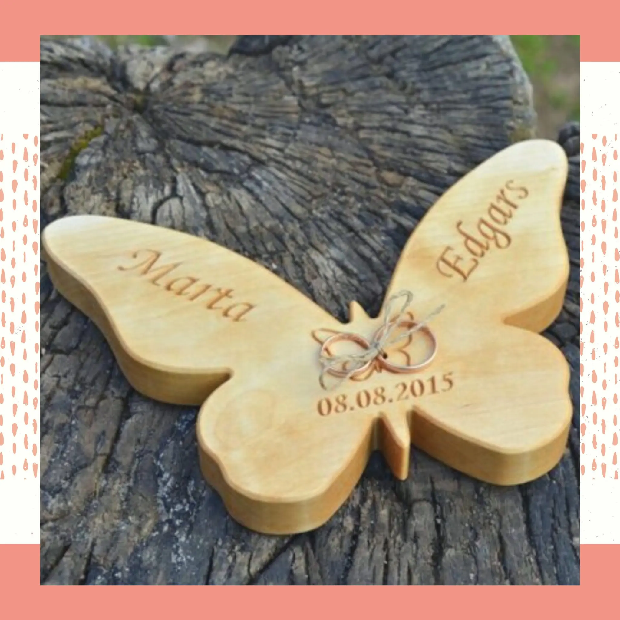 Porta Aliança de borboleta de madeira com gravação dos nomes dos noivos e a data do casamento.