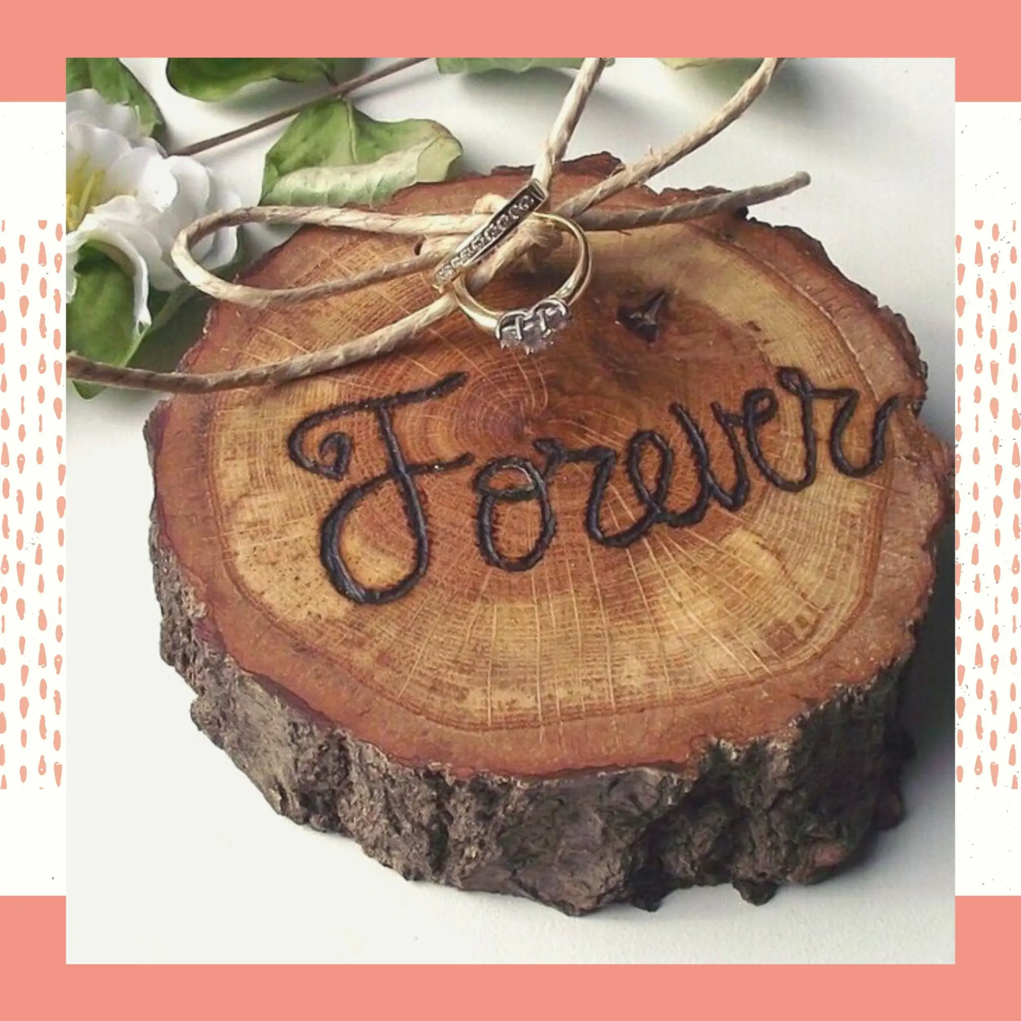 Porta aliança de madeira com a palavra “forever” gravada