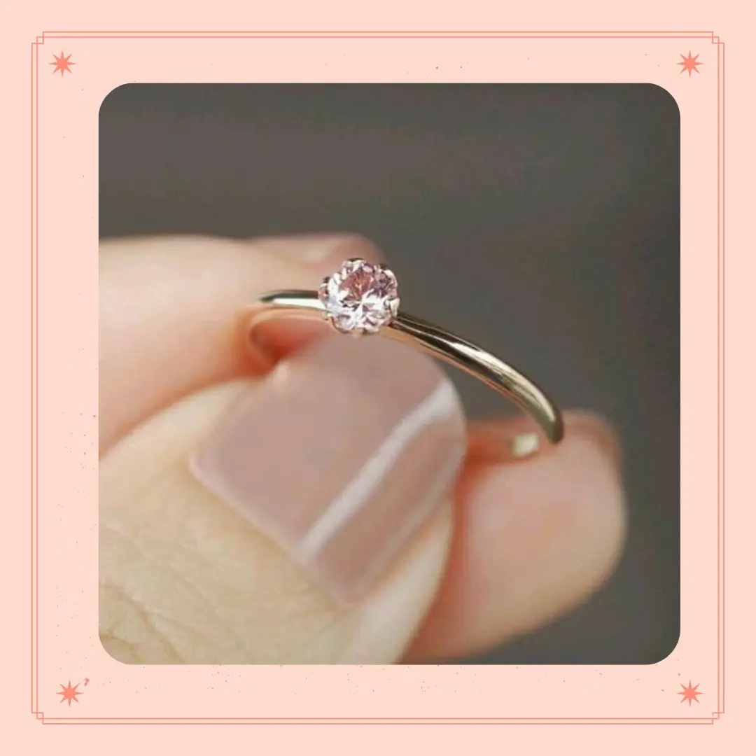 anel de noivado fino de ouro com cristal rosa claro