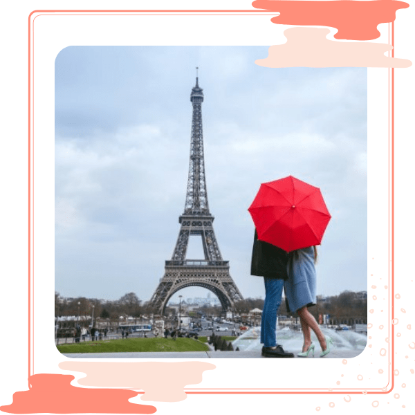 Paris, Torre Eifel, casal apaixonado com guarda chuva vermelho