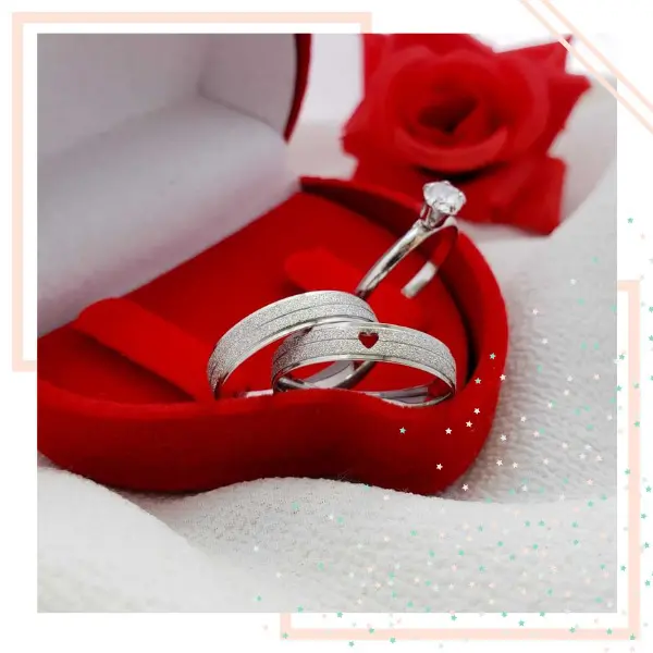 par de alianças de aço minimalistas com anel de noivado