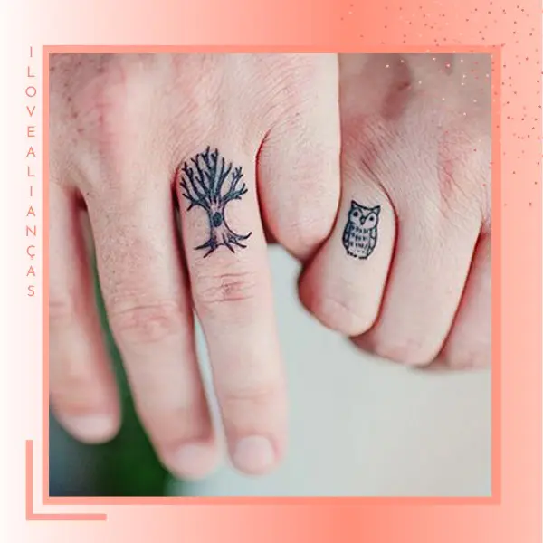 tatuagem de coruja e arvore nos dedos de um casal