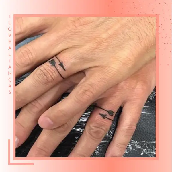 tatuagem de flecha nos dedos de um casal
