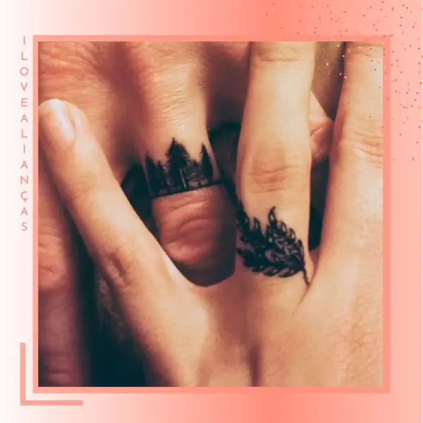 tatuagem de floresta nos dedos do casal