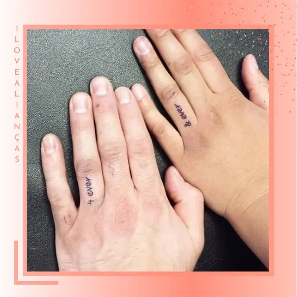 frase tatuada no dedo