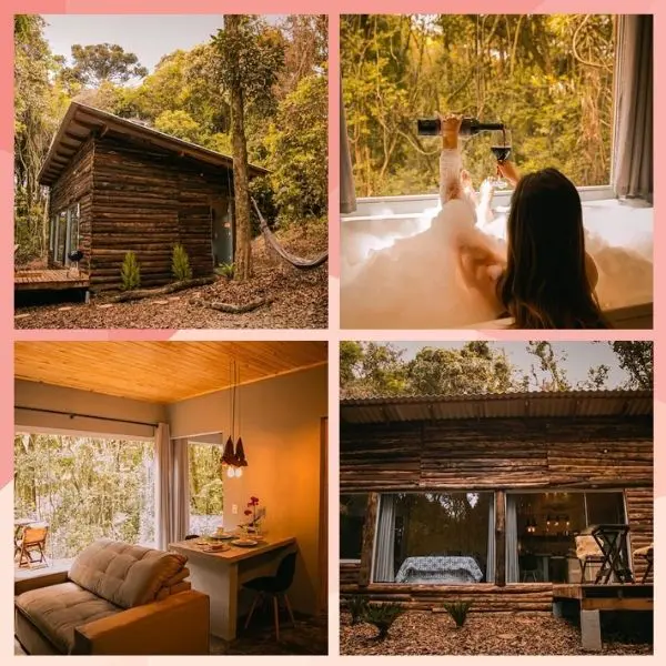 uma cabana no meio da natureza com banheira e sofá
