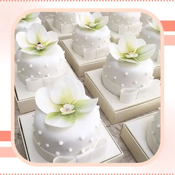 bolo branco com flor