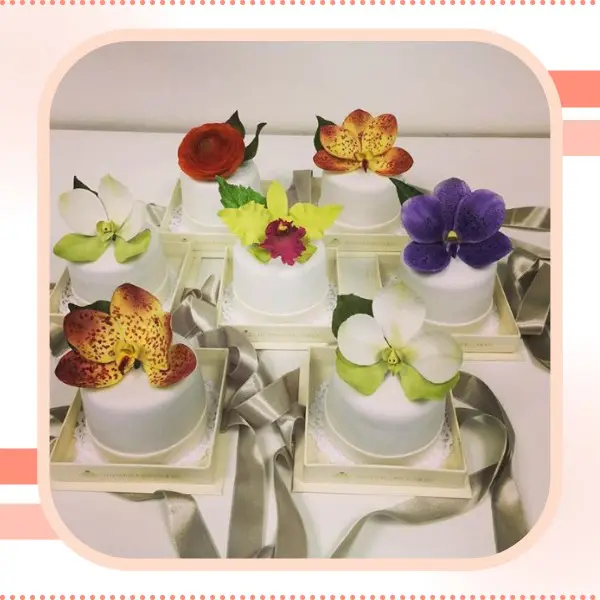 mini bolo branco com orquideas coloridas
