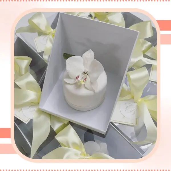 mini bolo com orquídea branca