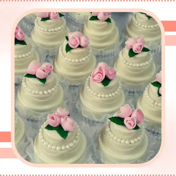 mini bolos com pérolas e rosas