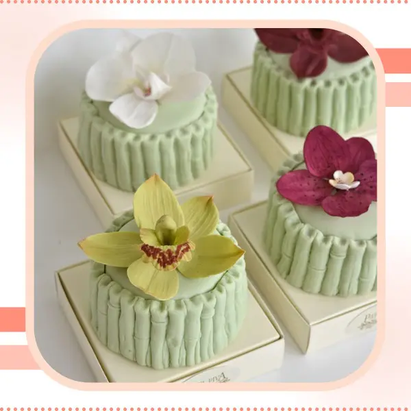mini bolo verde com flores