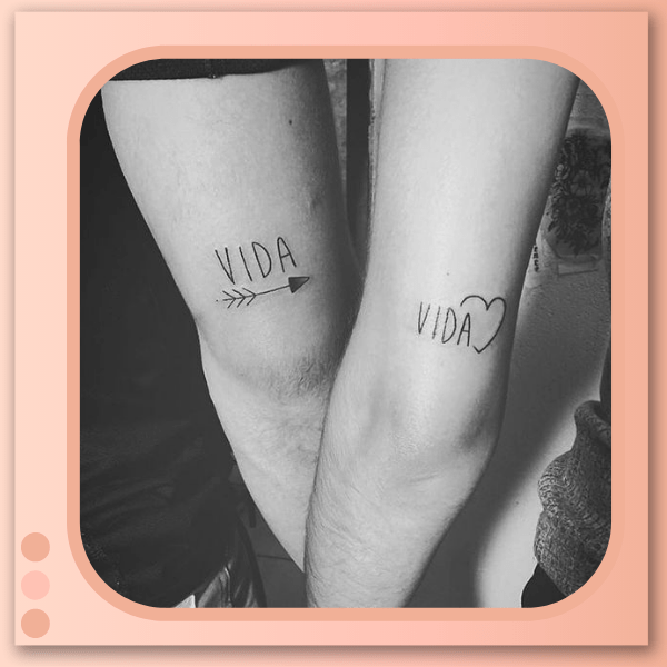 tatuagem palavra vida nos braços do casal