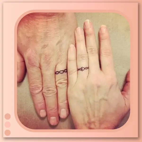 tatuagem no dedo anelar do casal