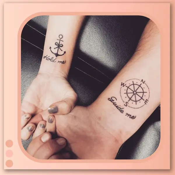 tatuagem de bússola e âncora na mão do casal