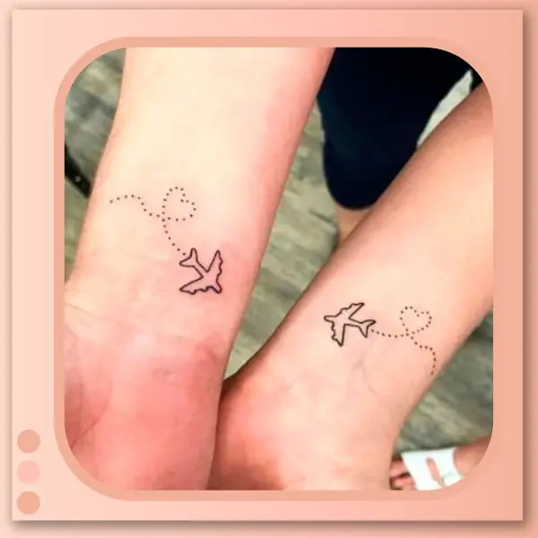 tatuagem de avião nos pulsos do casal