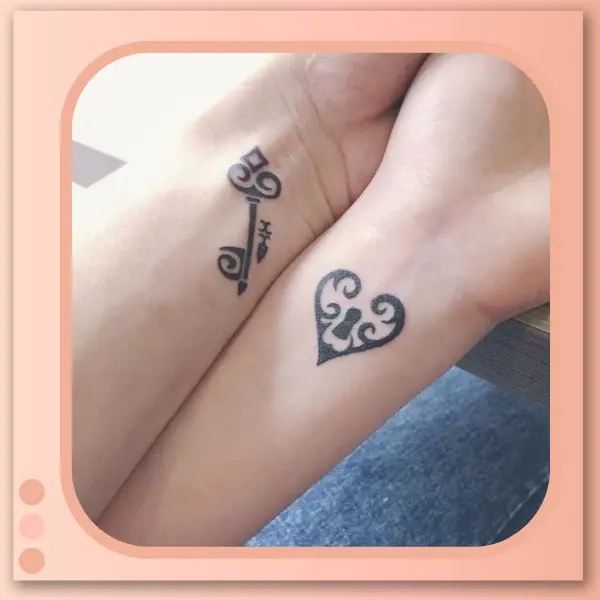 tatuagem de chave e fechadura no pulso do casal