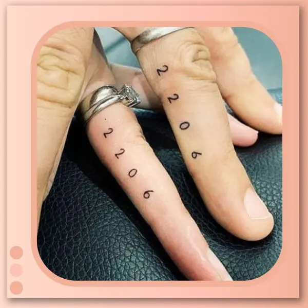 tatuagem de data de casamento nos dedos do casal