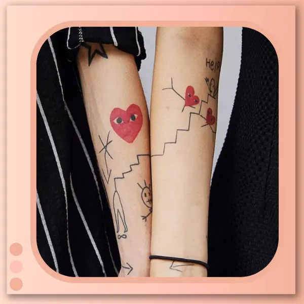 tatuagem criativa nos braços do casal