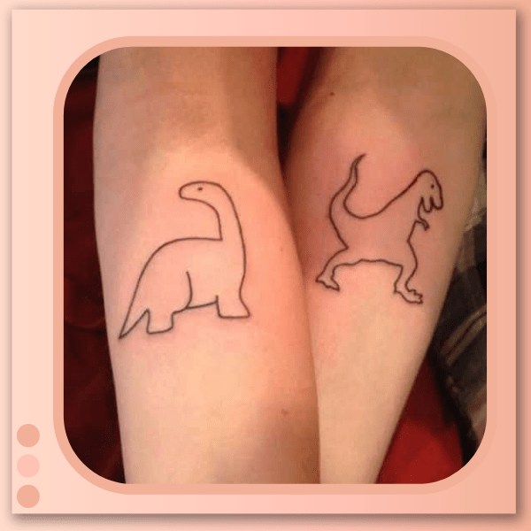 dois dinossauros tatuados no braço