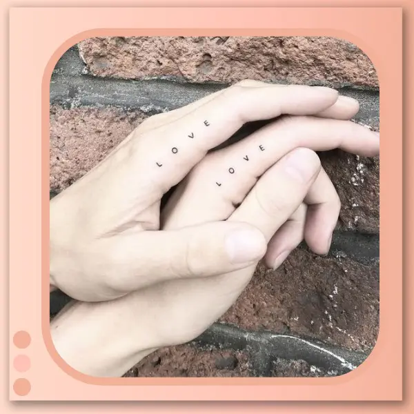 tatuagem minimalista nas mãos do casal com palavra Love