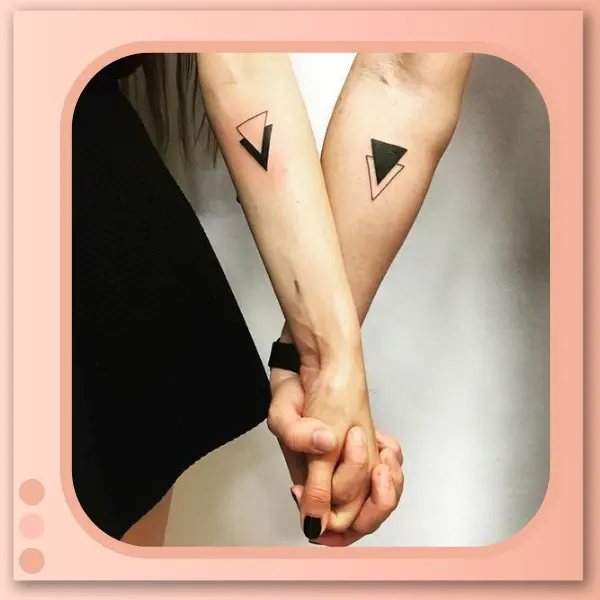 tatuagem de triângulo nos braços do casal