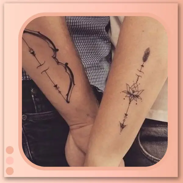 tatuagem de arco e flecha no braço do casal