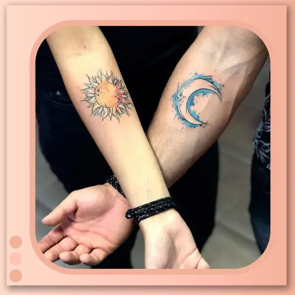 Tatuagem de Sol e Lua no braço do casal