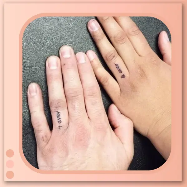 tatuagem de palavra escrita no dedo do casal