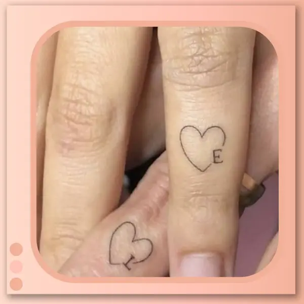 Tatuagem Letra Pequena do Dedo do casal