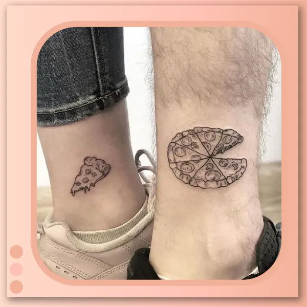 tatuagem de pizza nos pés do casal