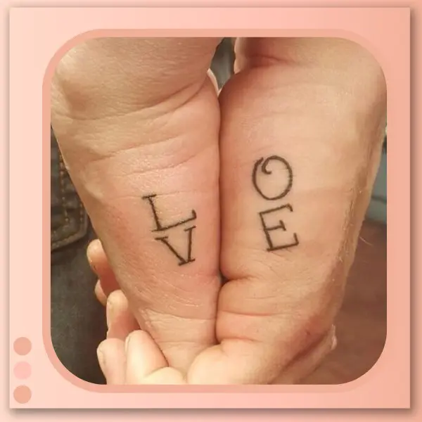 Tatuagem Letras Love na Mão