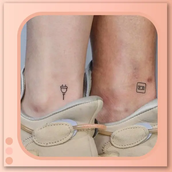 tatuagem de tomada e interruptor nos pés do casal