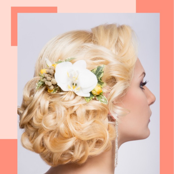 penteado de noiva loira com flor no cabelo