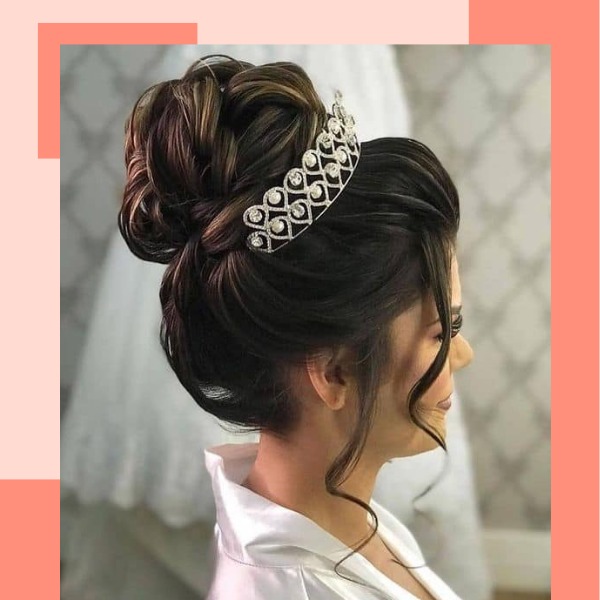 penteado de noiva com coque e coroa linda