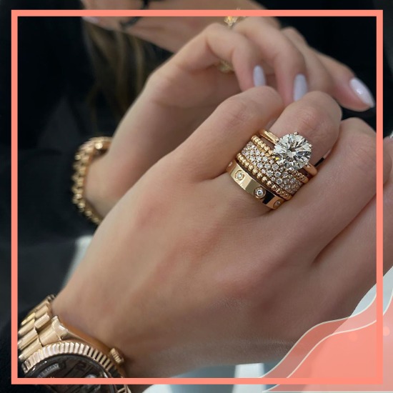 anel de noivado, aliança de casamento e anel de diamantes